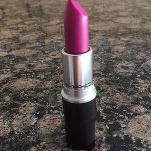 MAC lipstick Flat our Fabulous